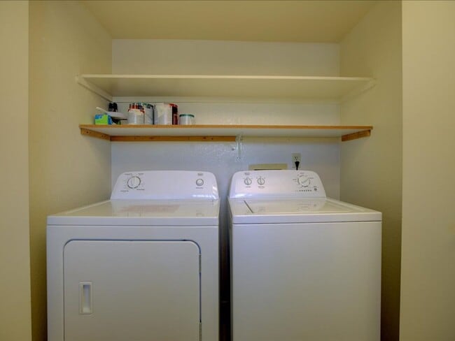 Building Photo - Near the Rillito Walk Path - 3 Bed, 2 Bath with Community Pool!