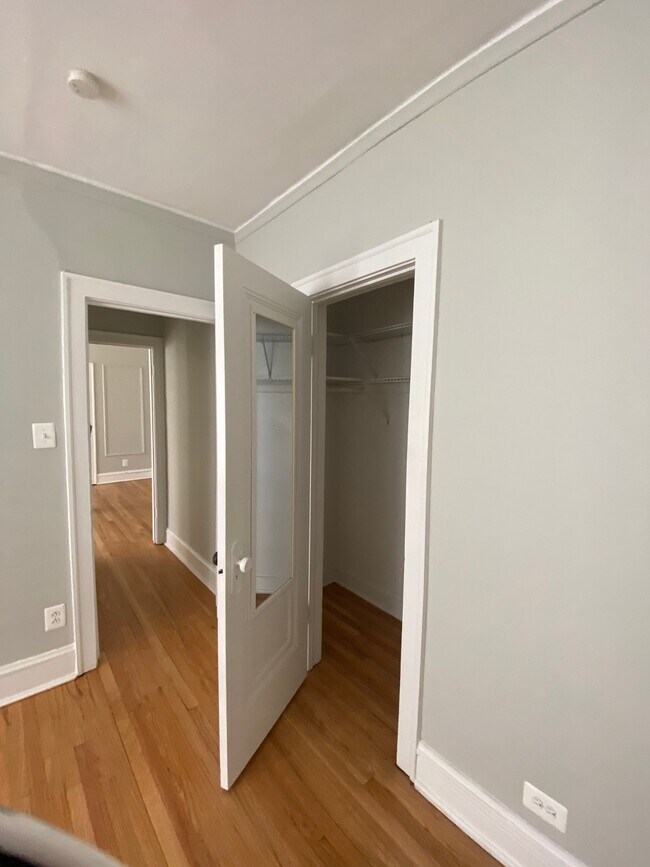 Building Photo - 534 Hinman Ave