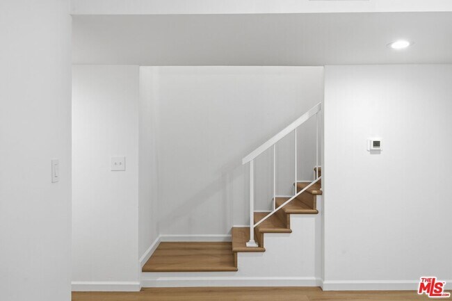Building Photo - 1423 S Bentley Ave
