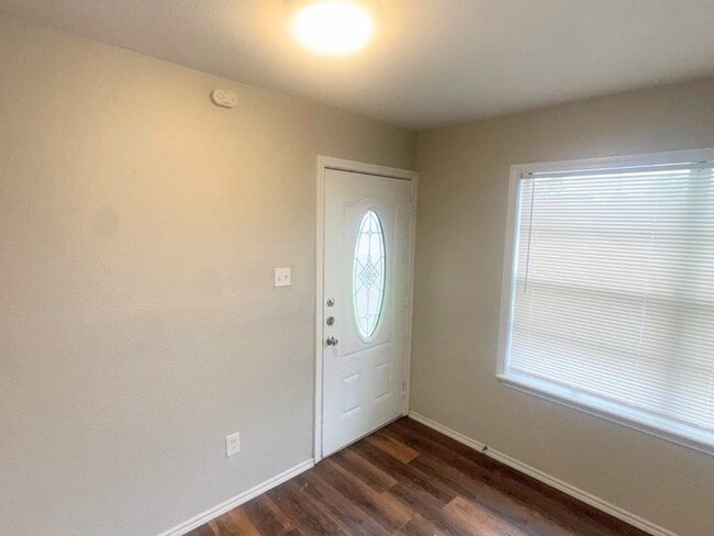 Building Photo - 8238 Homewood Ln
