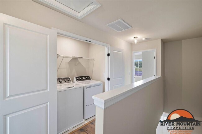 Building Photo - Charming Townhome with Garage and Bonus Room