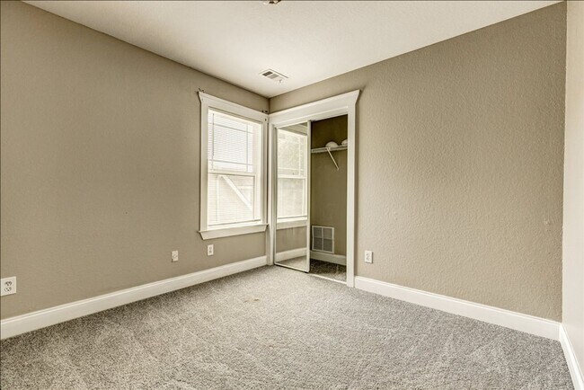 Building Photo - Welcome to this stunning 4-bedroom, 2.5-ba...