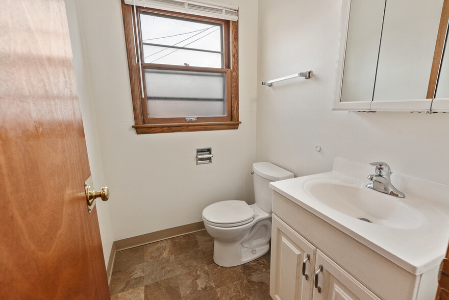 .5 Bathroom - 9554 W Beckett Ave