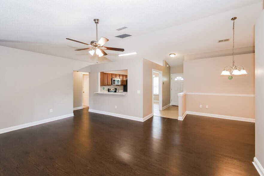 Building Photo - 1608 Twin Oak Dr W