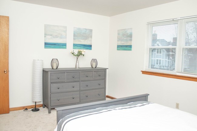 Building Photo - 1601 Roxbury Rd