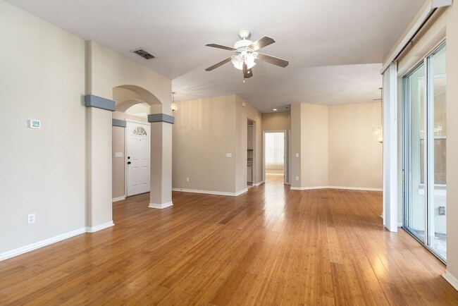 Building Photo - PRISTINE 3/2 one story home in Errol Estates!