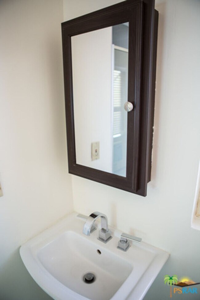 Building Photo - 723 E Camino Parocela