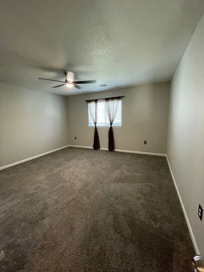 Building Photo - GREAT LOCATION! PLENTY OF STORAGE!