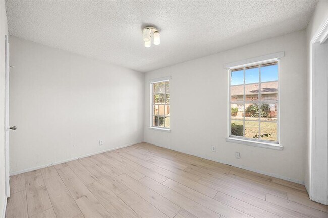 Building Photo - 903 N Meadows Dr