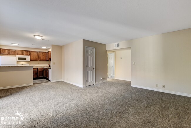 Building Photo - Amazing 2Bdm 2Ba Condo Located in the Guard-Gated Bella Vita Community!