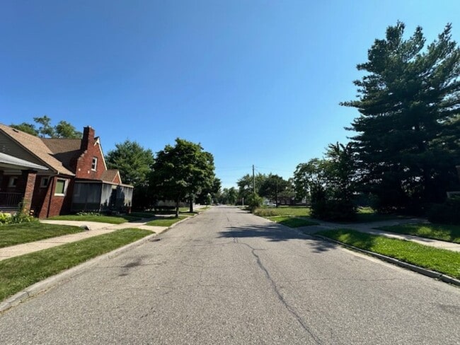 Building Photo - 4 Bedroom 2 Bath Brick Tudor For Lease Wel...