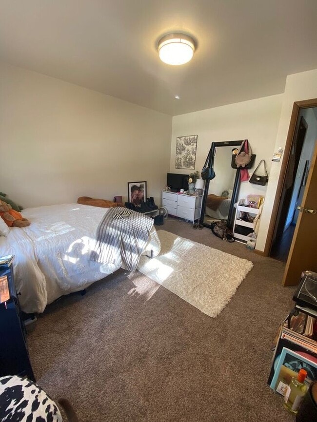 Building Photo - $1,300 | 2 Bedroom, 1 Bathroom Apartment |...