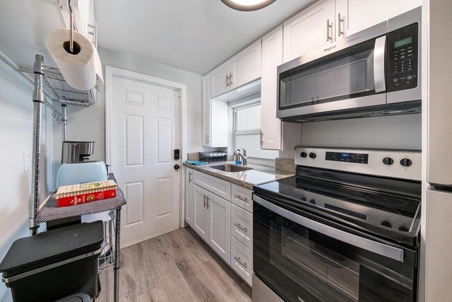 Building Photo - 717 SW 2nd Ct