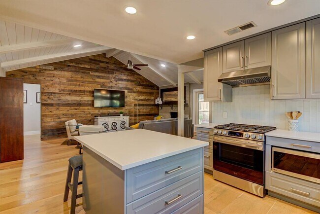 Building Photo - 2713 Bryonhall Dr