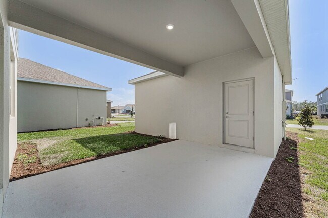 Building Photo - Available on July 10! Solar panel Spacious 3 bedroom house with all appliances included.