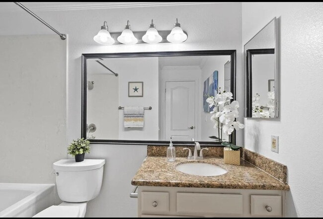 Building Photo - "Chic 1-Bed Waterfront Apartment with Cent...