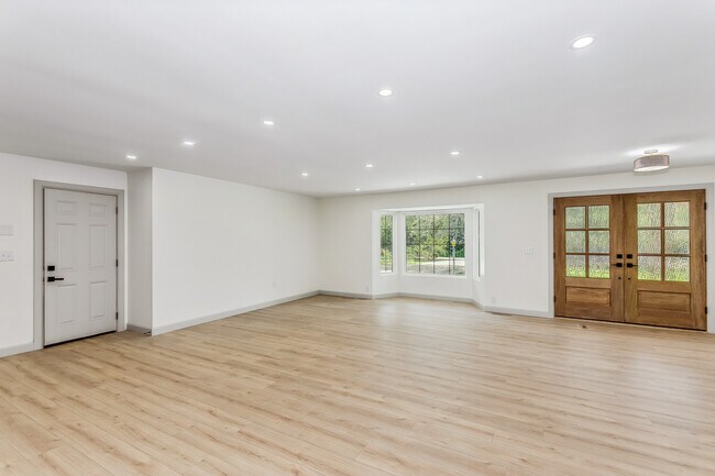 Building Photo - 2243 N Lynnwood Dr