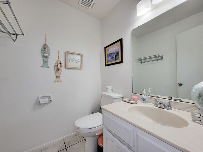 Building Photo - Two bedrooms two 1/2 bath townhome on Galv...