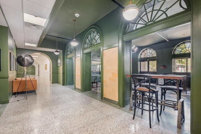 Building Photo - 301 N Mulberry St