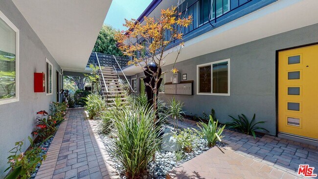 Building Photo - 10333 Santa Monica Blvd