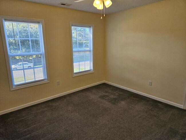 Building Photo - Beautiful 4 bedroom, 2.5 bath home in the ...