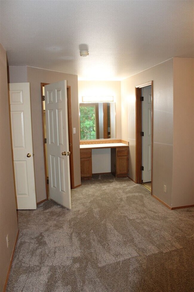 Building Photo - 3 Bedroom, 2 Bathroom House
