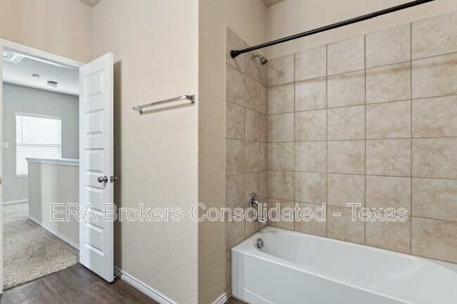 Building Photo - 10610 Grn Lk Dr