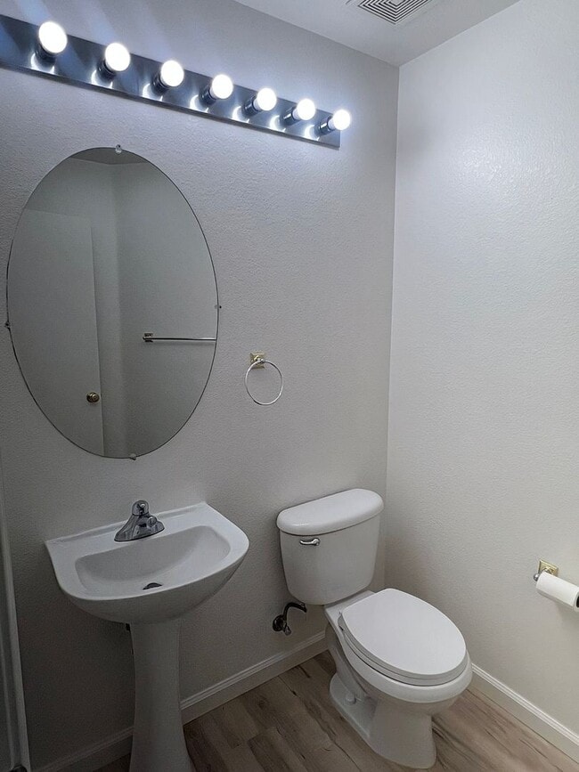 Building Photo - GORGEOUS 3 BEDROOM IN E. ROSEVILLE GATED COMMUNITY!!