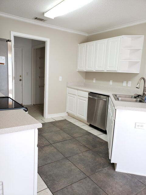 Building Photo - "Charming 3-Bed Townhouse Retreat in Shali...