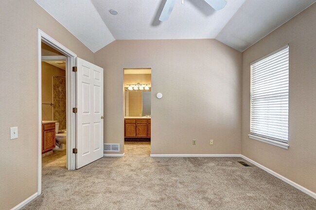 Building Photo - 2bed 2 bath townhome located in the Southp...
