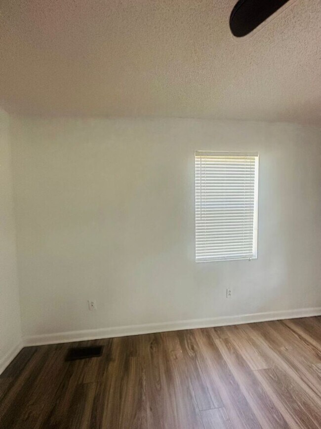 Building Photo - Quiet 3 Bedroom 2 Bath with Creek Access