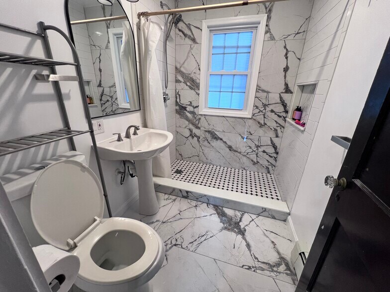 Building Photo - 19 Sunset St