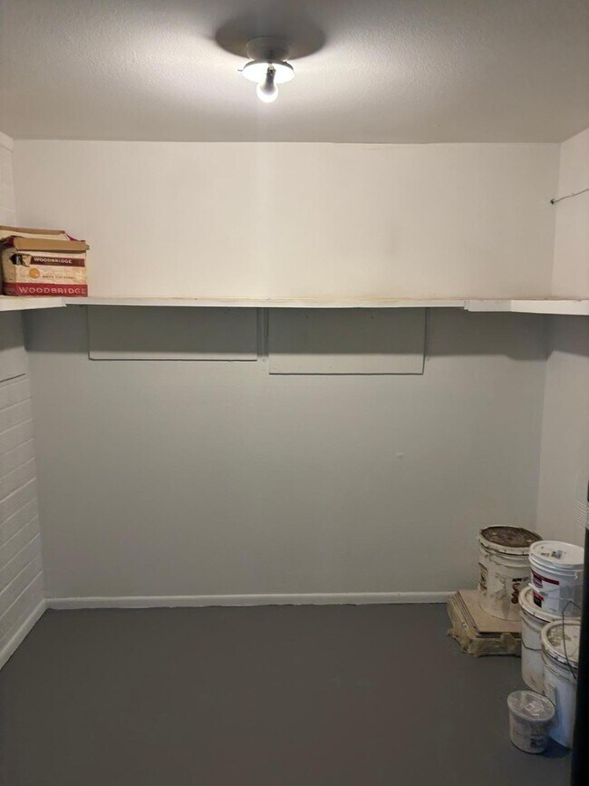 Building Photo - 4218 E Crescent Ave