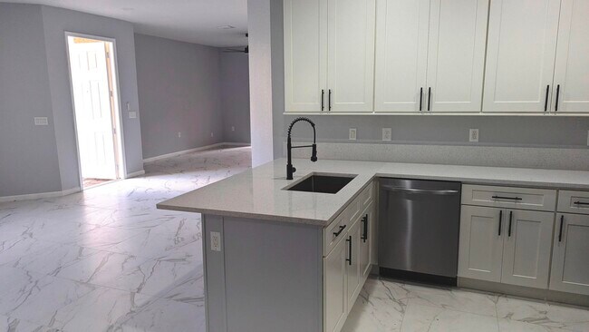 Building Photo - 826 Middleton Dr SW