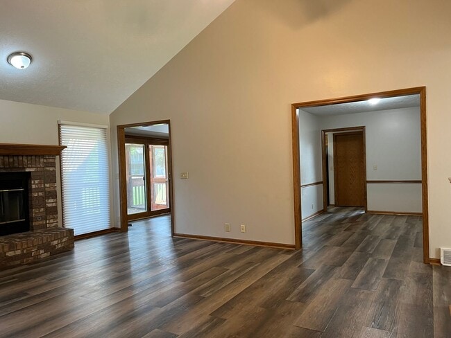 Building Photo - 3 Bedroom With 4th Non-Conforming In Diamo...