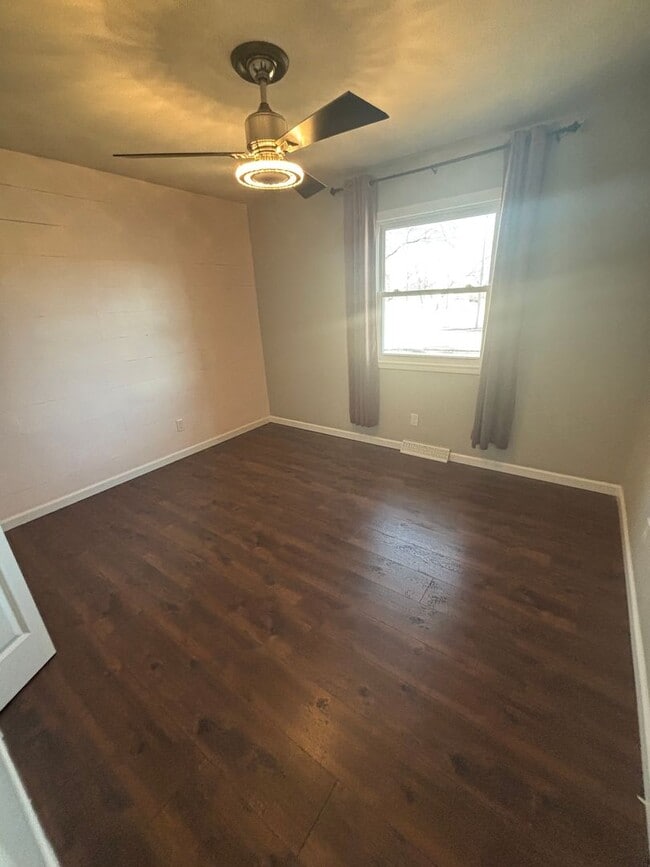 Building Photo - Indian Hills 3 Bedroom 2 full Bath 2300 Sq ft