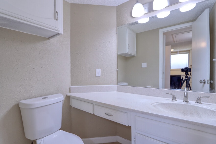 Building Photo - 711 Harbour Town Dr