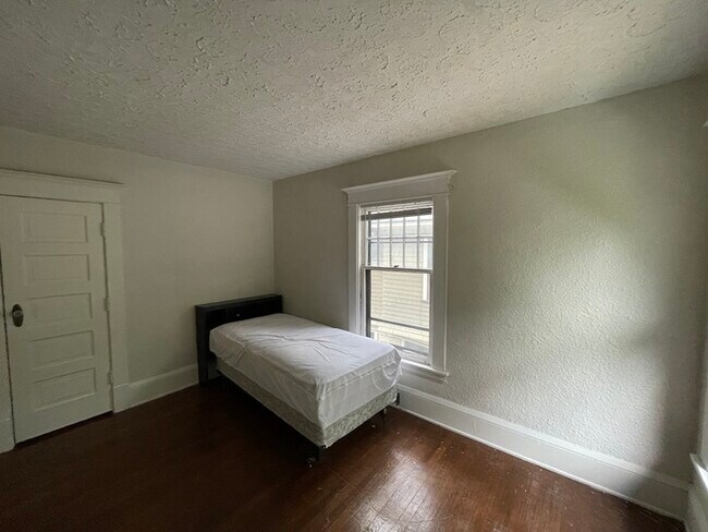 Building Photo - Wealthy St / Cherry St Duplex for Rent