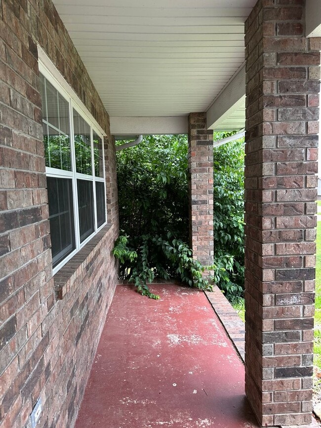 Building Photo - 4 Bed 2.5 Bath w/ Fenced Yard