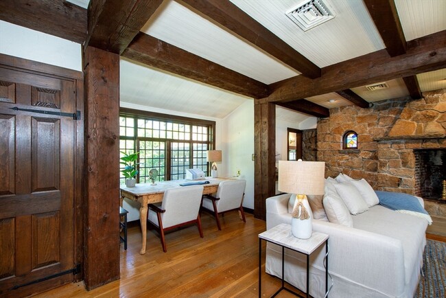 Building Photo - 19 Hobart Ln