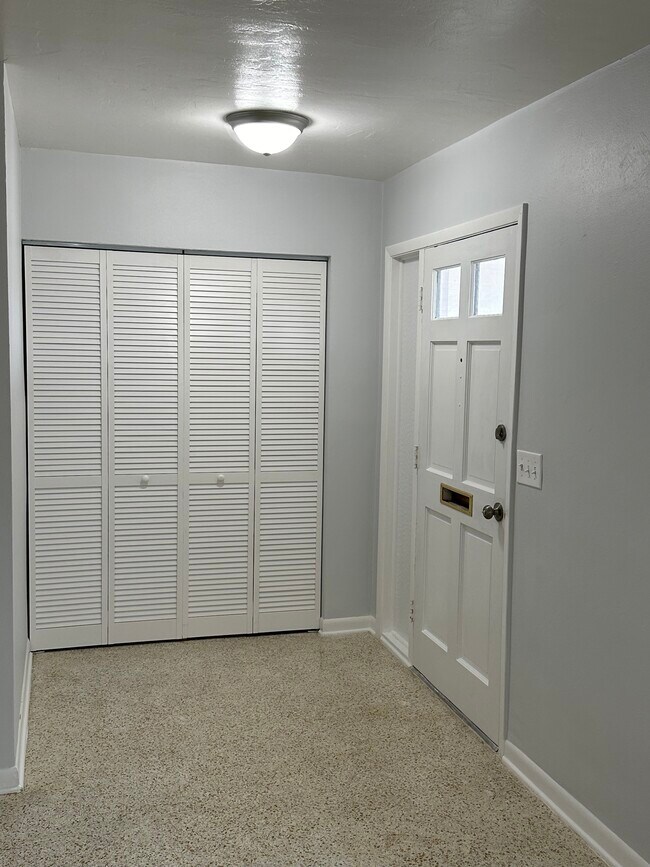 Building Photo - 7000 Pinehurst Dr