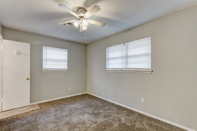Building Photo - 347 W Cedar Dr