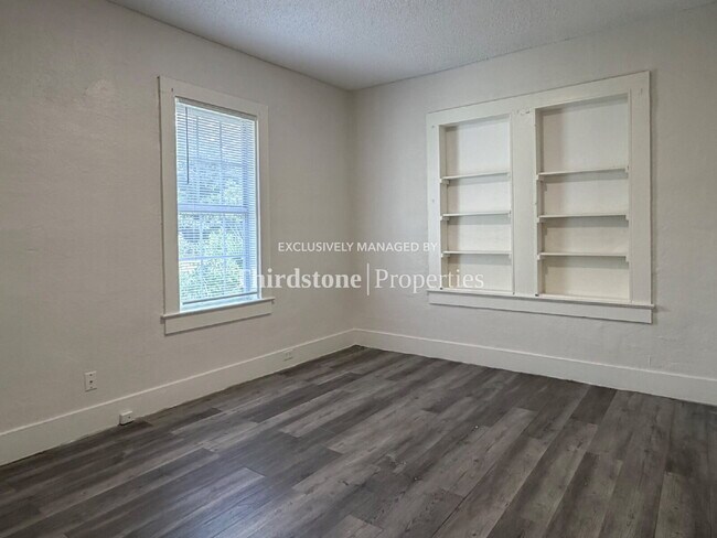 Building Photo - 2125 Lambert St