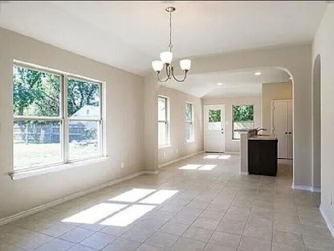 Building Photo - Spacious 3 bedroom, 2 bath available!