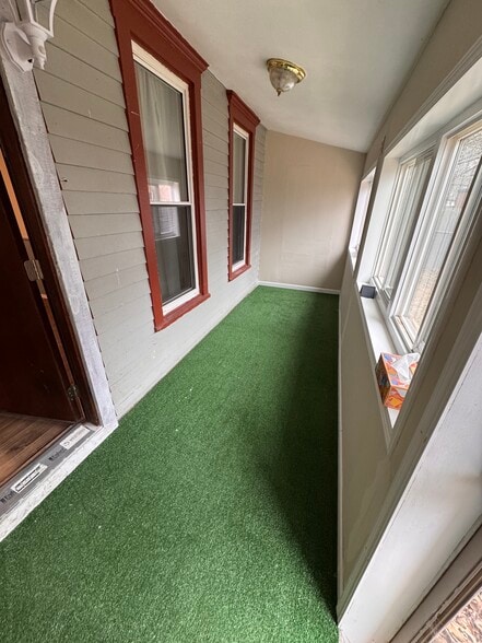 Side Porch - 709 E Centerway