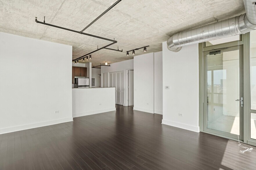 Building Photo - 879 S Clark St