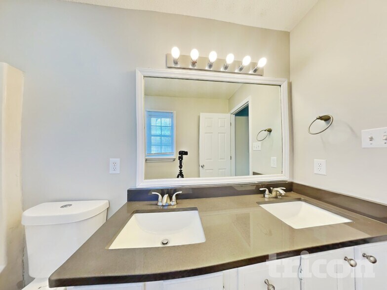 Building Photo - 3008 Brittany Dr