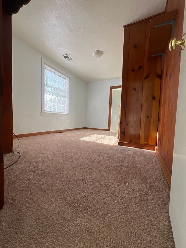 Building Photo - 4 Bedroom Available August 2026! Monthly r...