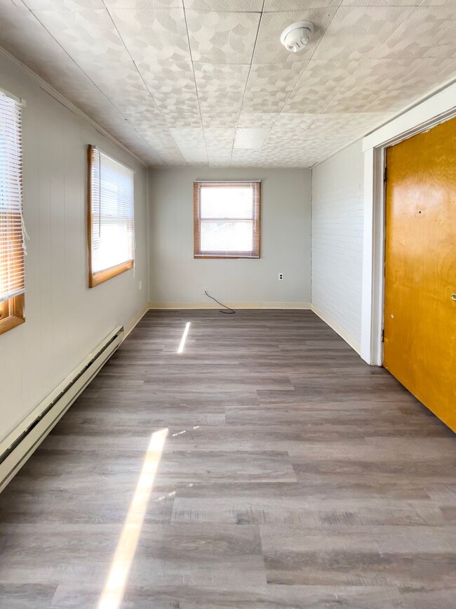 Building Photo - Preleasing for August 2026! 1 Bedroom, 1 B...