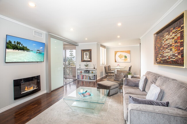 Building Photo - 100 S Doheny Dr